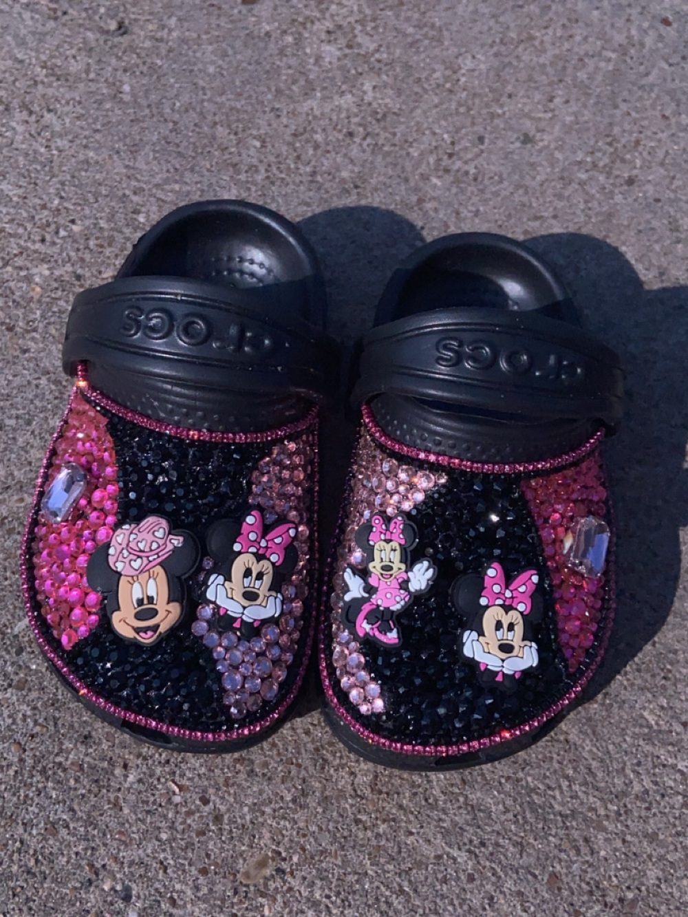 CROCS Kids Minnie Mouse Embellished Clogs - Pink & Black